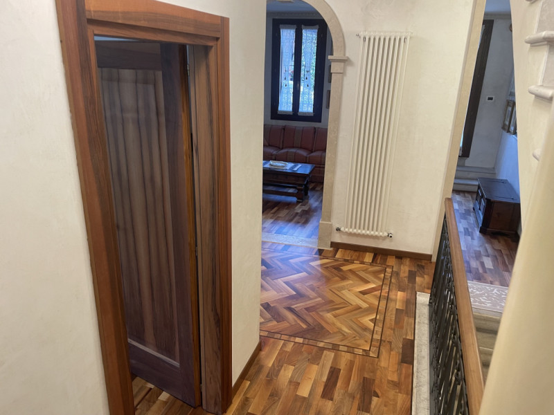 In zona centrale, proponiamo appartamento con ingresso indipendente su due livelli completamente ...