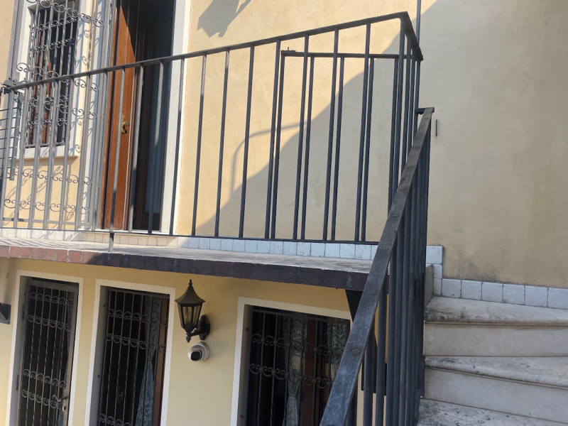 In zona centrale, proponiamo appartamento con ingresso indipendente su due livelli completamente ...