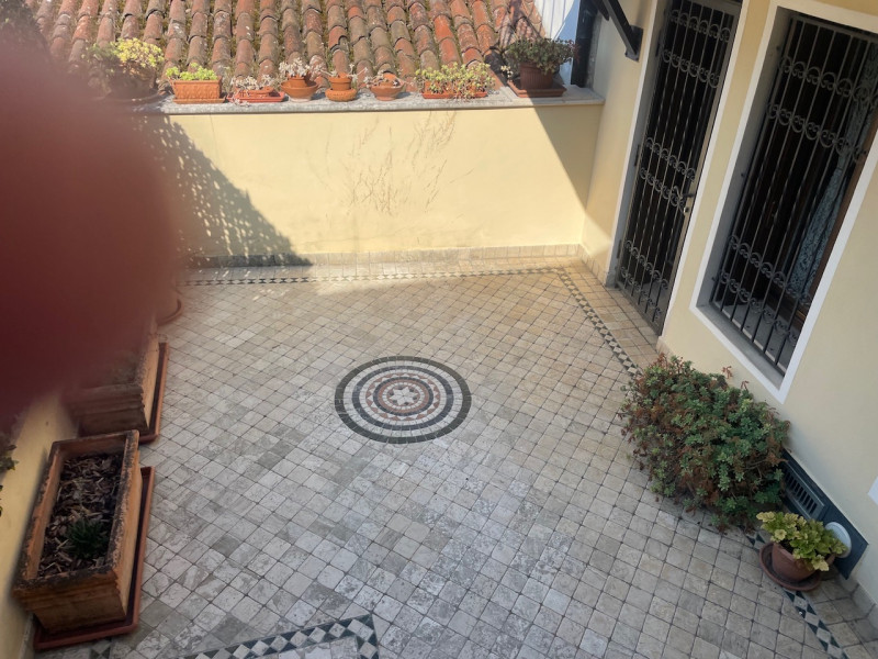 In zona centrale, proponiamo appartamento con ingresso indipendente su due livelli completamente ...