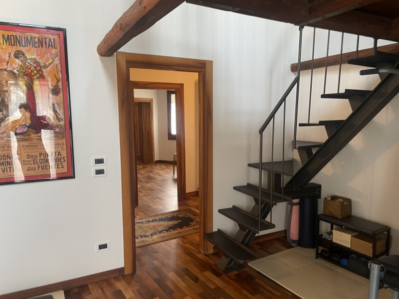 In zona centrale, proponiamo appartamento con ingresso indipendente su due livelli completamente ...
