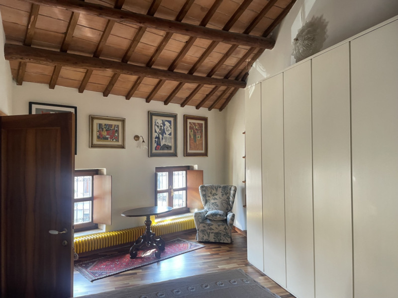 In zona centrale, proponiamo appartamento con ingresso indipendente su due livelli completamente ...