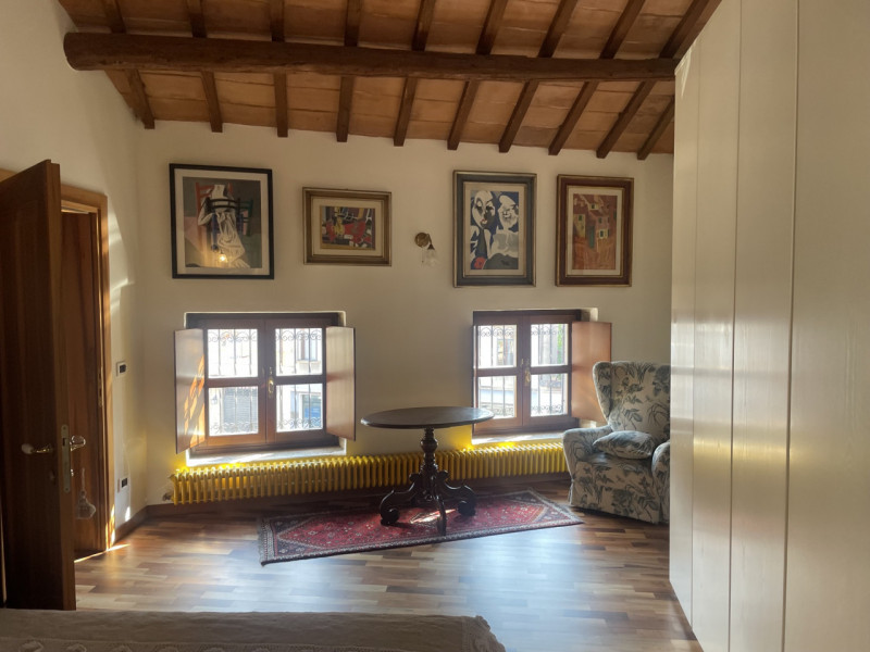 In zona centrale, proponiamo appartamento con ingresso indipendente su due livelli completamente ...