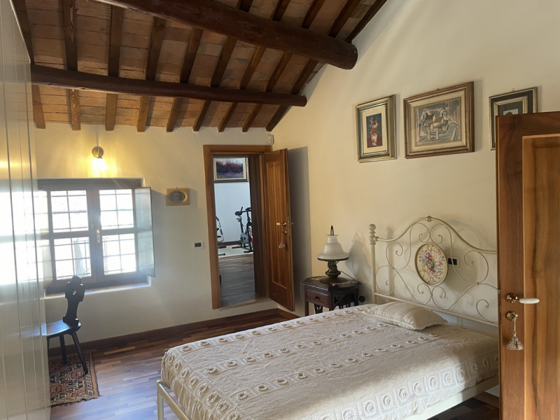 In zona centrale, proponiamo appartamento con ingresso indipendente su due livelli completamente ...