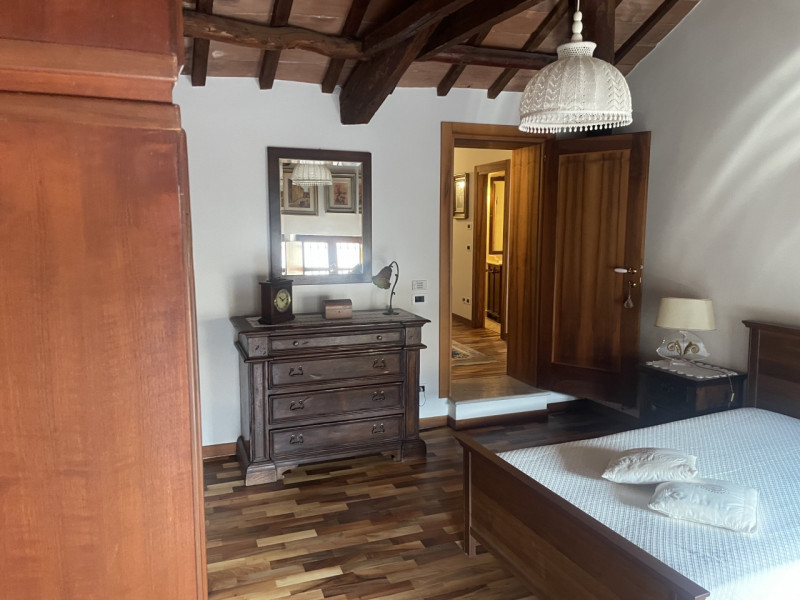 In zona centrale, proponiamo appartamento con ingresso indipendente su due livelli completamente ...