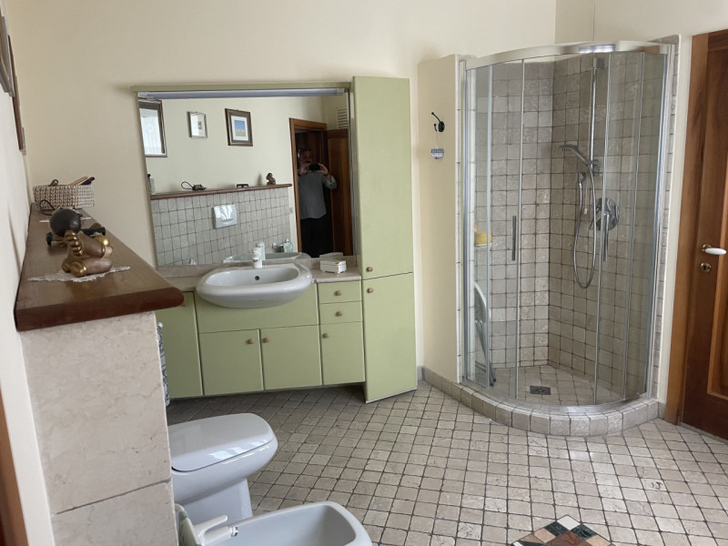 In zona centrale, proponiamo appartamento con ingresso indipendente su due livelli completamente ...