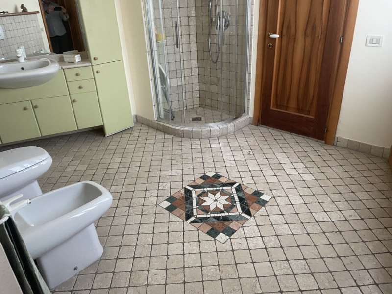 In zona centrale, proponiamo appartamento con ingresso indipendente su due livelli completamente ...