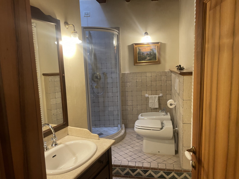 In zona centrale, proponiamo appartamento con ingresso indipendente su due livelli completamente ...