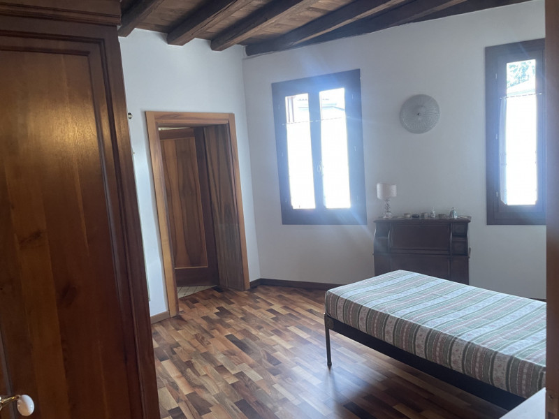 In zona centrale, proponiamo appartamento con ingresso indipendente su due livelli completamente ...