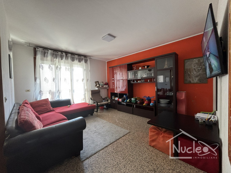 In un tranquillo quartiere residenziale di Pernumia, all'interno di una palazzina degli anni '90,...