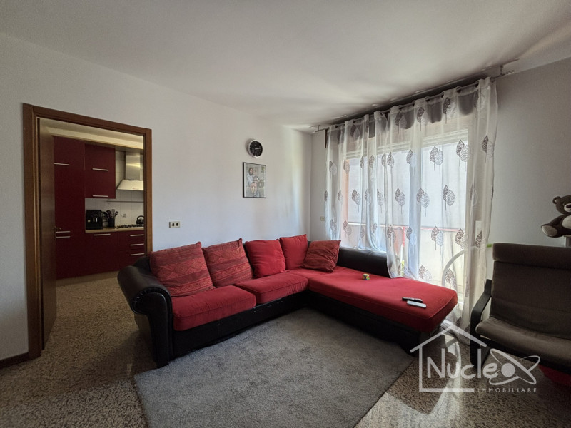In un tranquillo quartiere residenziale di Pernumia, all'interno di una palazzina degli anni '90,...