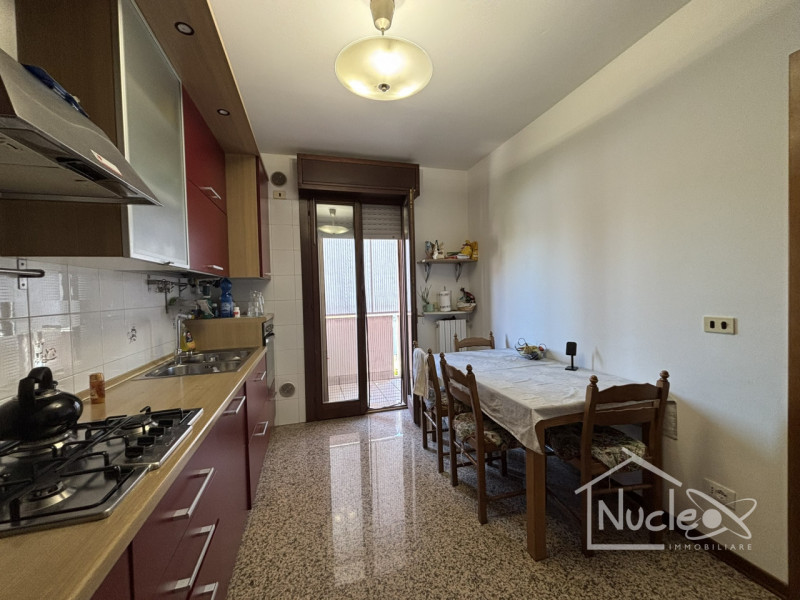 In un tranquillo quartiere residenziale di Pernumia, all'interno di una palazzina degli anni '90,...