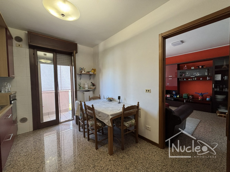 In un tranquillo quartiere residenziale di Pernumia, all'interno di una palazzina degli anni '90,...