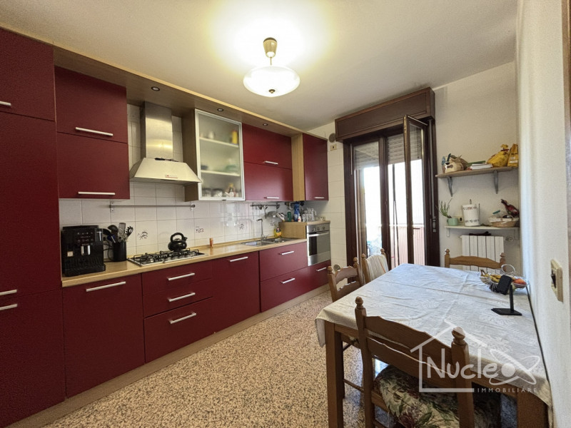 In un tranquillo quartiere residenziale di Pernumia, all'interno di una palazzina degli anni '90,...