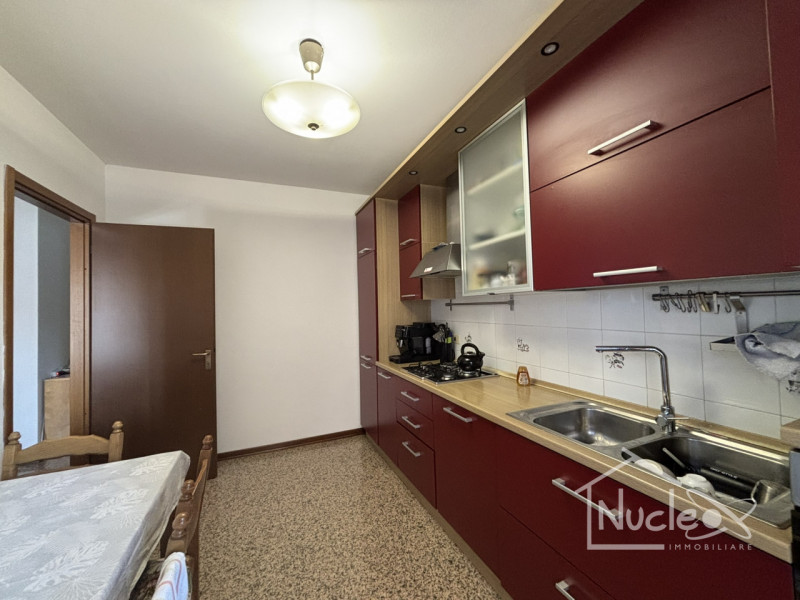 In un tranquillo quartiere residenziale di Pernumia, all'interno di una palazzina degli anni '90,...