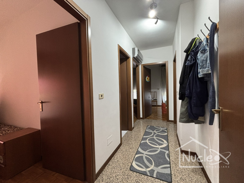 In un tranquillo quartiere residenziale di Pernumia, all'interno di una palazzina degli anni '90,...
