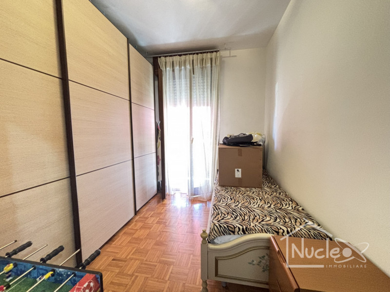 In un tranquillo quartiere residenziale di Pernumia, all'interno di una palazzina degli anni '90,...