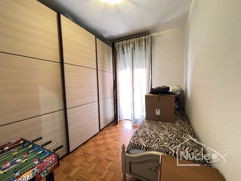 In un tranquillo quartiere residenziale di Pernumia, all'interno di una palazzina degli anni '90,...