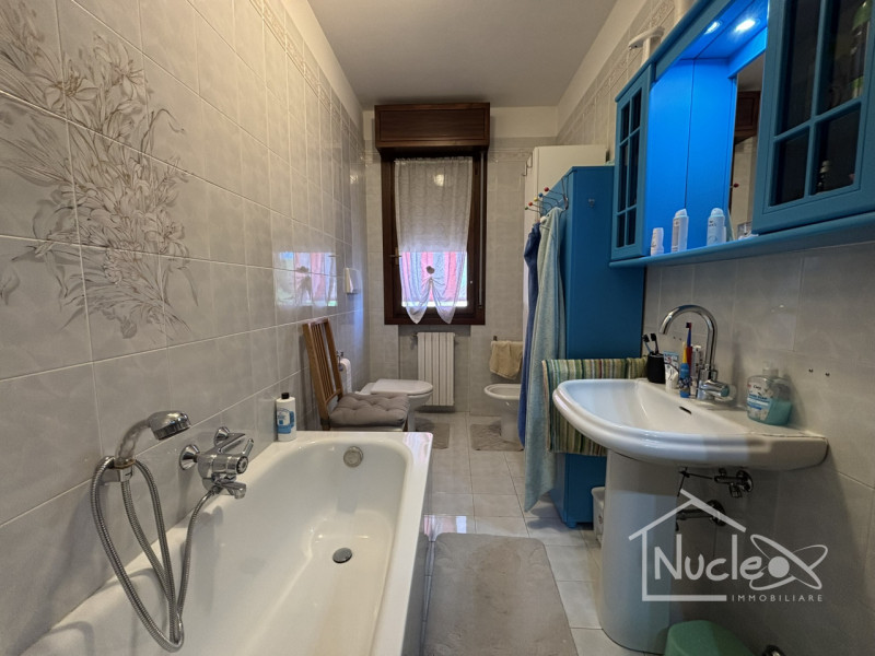 In un tranquillo quartiere residenziale di Pernumia, all'interno di una palazzina degli anni '90,...