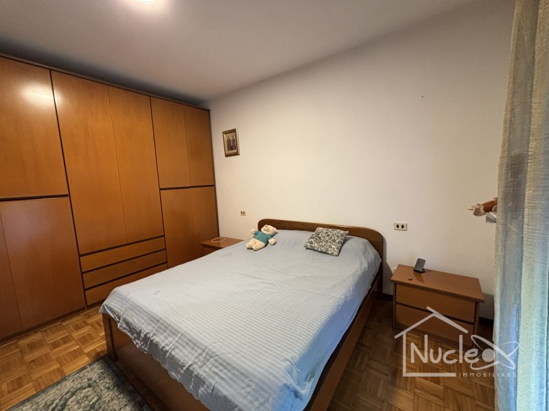 In un tranquillo quartiere residenziale di Pernumia, all'interno di una palazzina degli anni '90,...