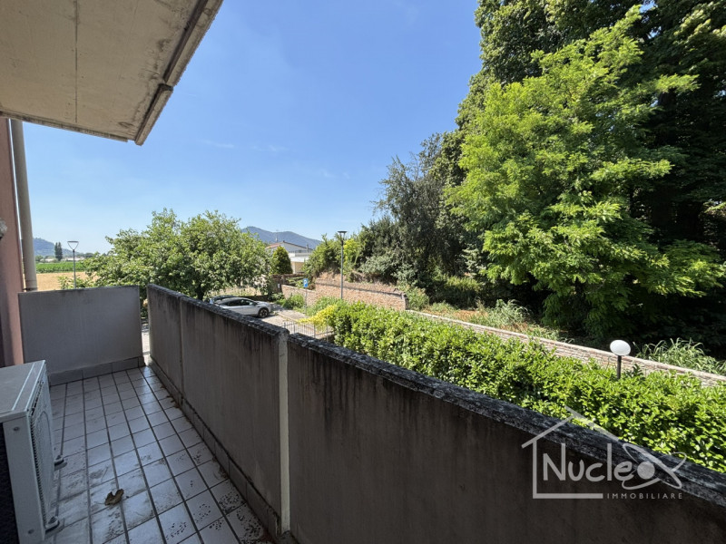 In un tranquillo quartiere residenziale di Pernumia, all'interno di una palazzina degli anni '90,...