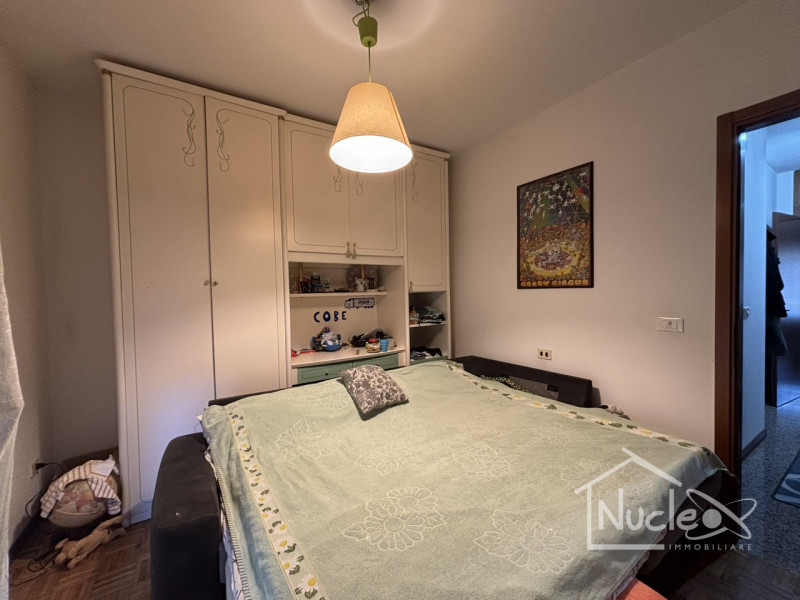 In un tranquillo quartiere residenziale di Pernumia, all'interno di una palazzina degli anni '90,...