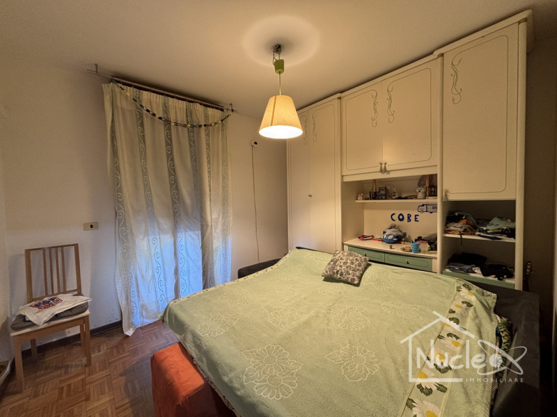 In un tranquillo quartiere residenziale di Pernumia, all'interno di una palazzina degli anni '90,...