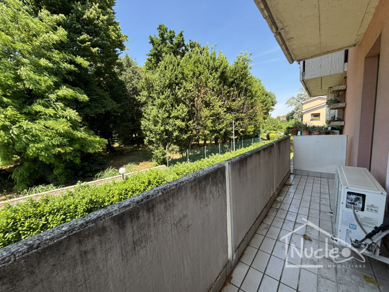 In un tranquillo quartiere residenziale di Pernumia, all'interno di una palazzina degli anni '90,...