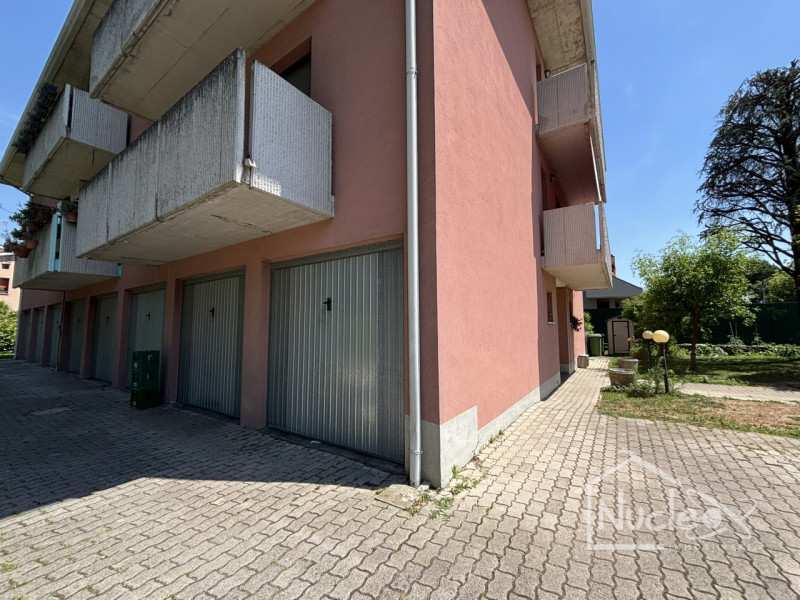 In un tranquillo quartiere residenziale di Pernumia, all'interno di una palazzina degli anni '90,...