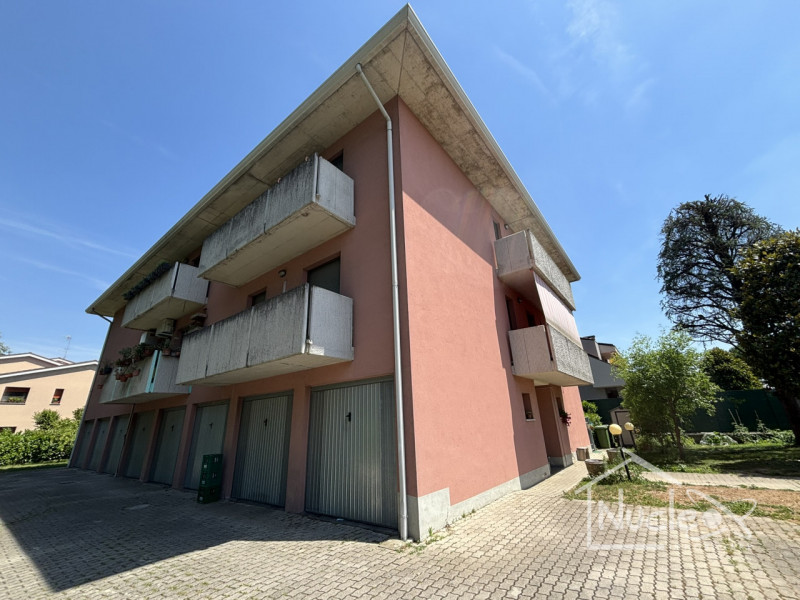 In un tranquillo quartiere residenziale di Pernumia, all'interno di una palazzina degli anni '90,...
