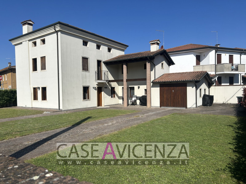 CAMISANO VICENTINO – Under exclusive mandate, we offer...Town-center living in an elegant villa w...