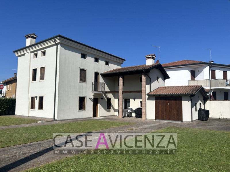 CAMISANO VICENTINO – Under exclusive mandate, we offer...Town-center living in an elegant villa w...