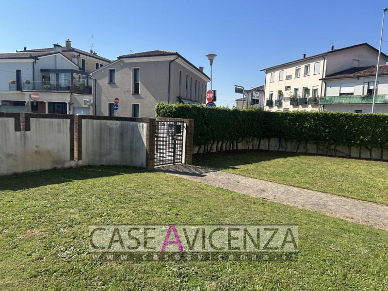 CAMISANO VICENTINO – Under exclusive mandate, we offer...Town-center living in an elegant villa w...