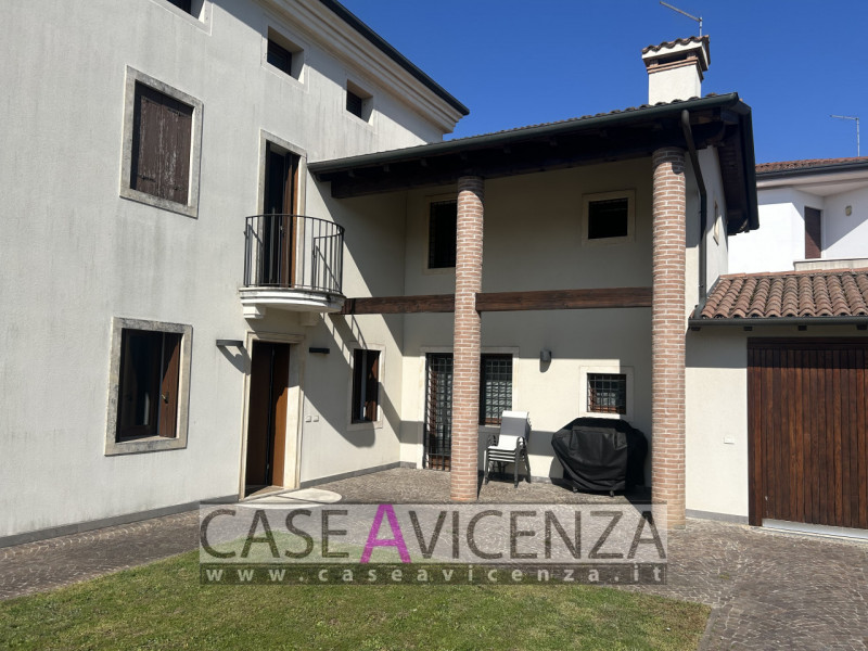 CAMISANO VICENTINO – Under exclusive mandate, we offer...Town-center living in an elegant villa w...