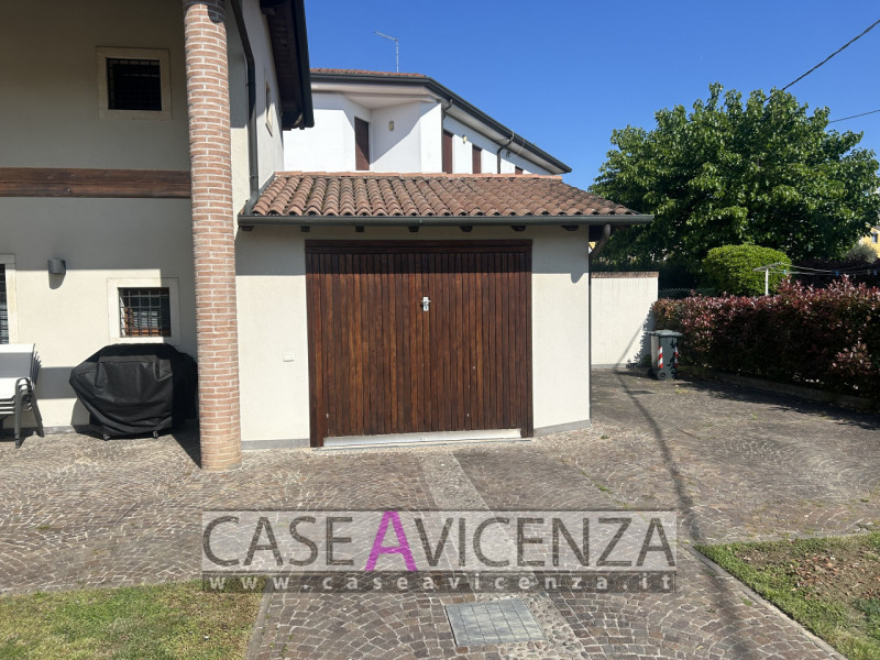 CAMISANO VICENTINO – Under exclusive mandate, we offer...Town-center living in an elegant villa w...