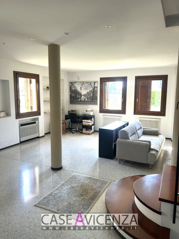 CAMISANO VICENTINO – Under exclusive mandate, we offer...Town-center living in an elegant villa w...
