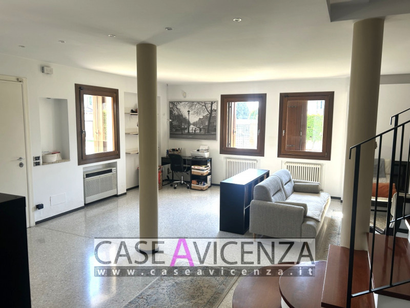 CAMISANO VICENTINO – Under exclusive mandate, we offer...Town-center living in an elegant villa w...