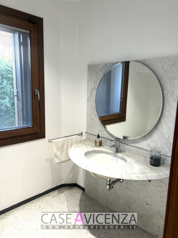 CAMISANO VICENTINO – Under exclusive mandate, we offer...Town-center living in an elegant villa w...