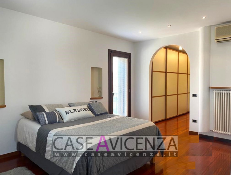 CAMISANO VICENTINO – Under exclusive mandate, we offer...Town-center living in an elegant villa w...