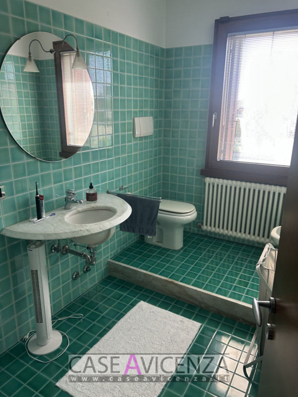 CAMISANO VICENTINO – Under exclusive mandate, we offer...Town-center living in an elegant villa w...
