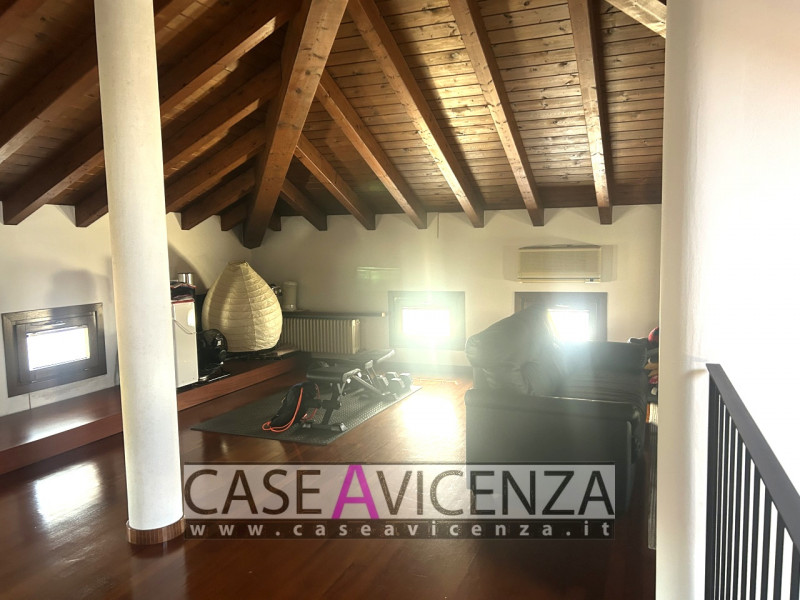 CAMISANO VICENTINO – Under exclusive mandate, we offer...Town-center living in an elegant villa w...