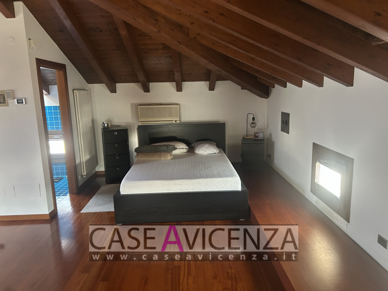 CAMISANO VICENTINO – Under exclusive mandate, we offer...Town-center living in an elegant villa w...