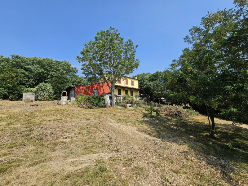 In un bel contesto paesaggistico ad Albettone, nella località di Lovertino, proponiamo in vendita...