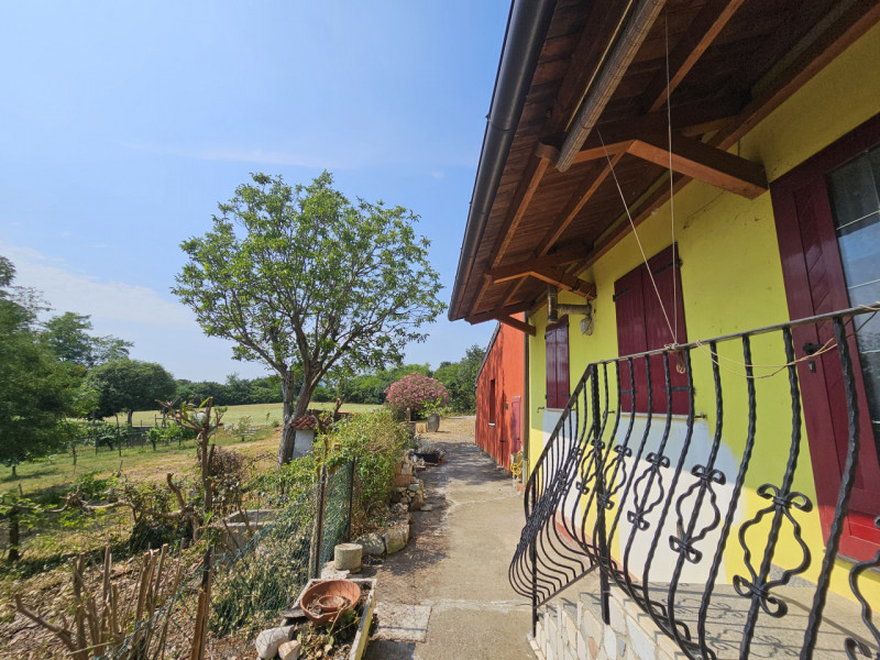 In un bel contesto paesaggistico ad Albettone, nella località di Lovertino, proponiamo in vendita...