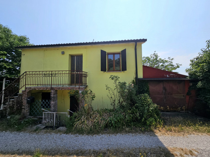 In un bel contesto paesaggistico ad Albettone, nella località di Lovertino, proponiamo in vendita...