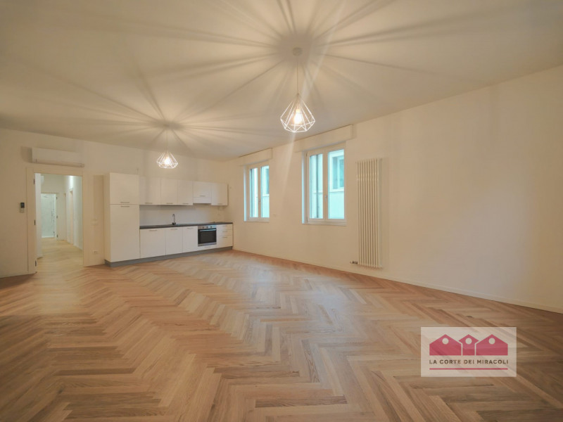 CENTRO STORICO: BELLISSIMO TRICAMERE COMPOSTO DA SOGGIORNO CON ANGOLO COTTURA, TRE CAMERE, DUE BA...