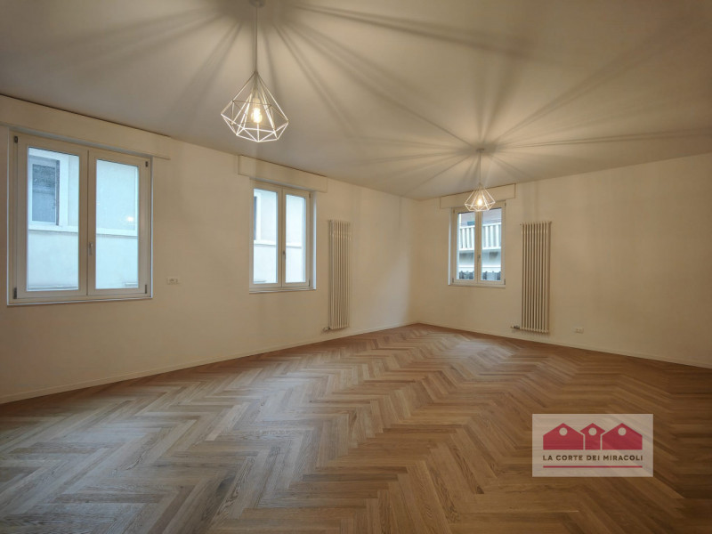 CENTRO STORICO: BELLISSIMO TRICAMERE COMPOSTO DA SOGGIORNO CON ANGOLO COTTURA, TRE CAMERE, DUE BA...