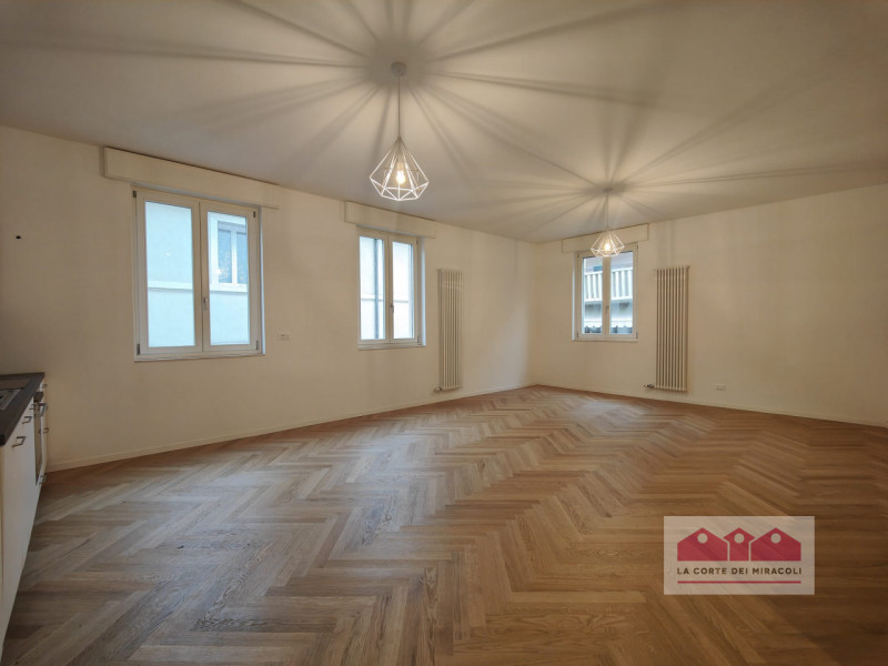 CENTRO STORICO: BELLISSIMO TRICAMERE COMPOSTO DA SOGGIORNO CON ANGOLO COTTURA, TRE CAMERE, DUE BA...