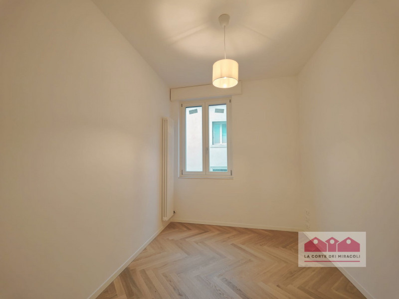 CENTRO STORICO: BELLISSIMO TRICAMERE COMPOSTO DA SOGGIORNO CON ANGOLO COTTURA, TRE CAMERE, DUE BA...