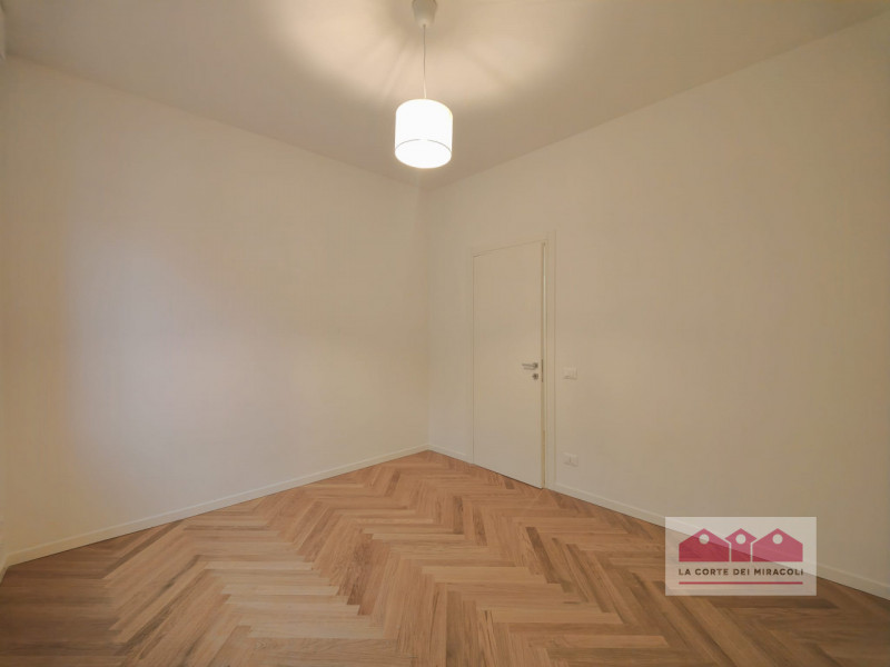 CENTRO STORICO: BELLISSIMO TRICAMERE COMPOSTO DA SOGGIORNO CON ANGOLO COTTURA, TRE CAMERE, DUE BA...