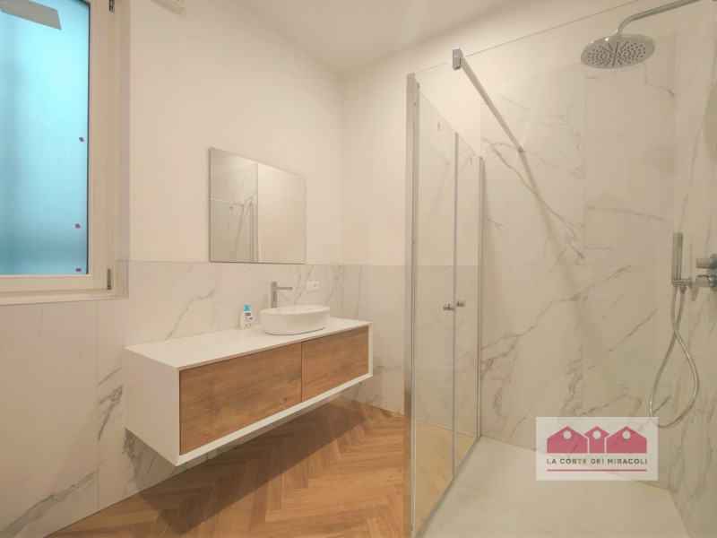 CENTRO STORICO: BELLISSIMO TRICAMERE COMPOSTO DA SOGGIORNO CON ANGOLO COTTURA, TRE CAMERE, DUE BA...